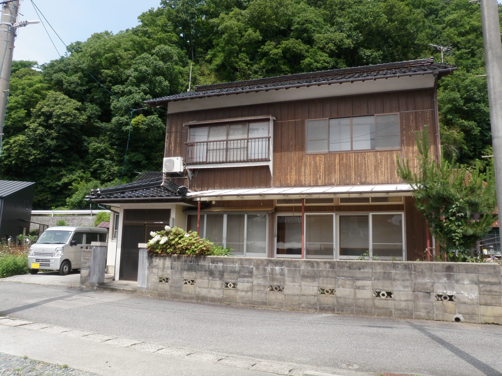 浜田高校すぐ近くにあり、お部屋も広く生活しやすい一軒家